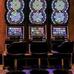 Les joueurs peuvent jouer aux machines a sous en extérieur au Casino Joa de Santenay