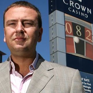 Harry Kavakas proche du Crown Melbourne Casino