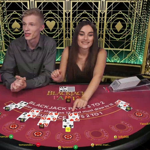 Une croupière gère la table Blackjack Party épaulée d'un assistant