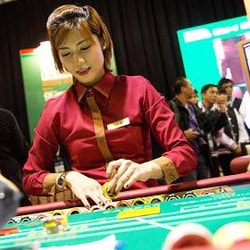 Croupière dans un casino de Macao