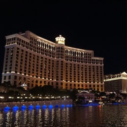 Vue de la fontaine du casino du Bellagio à Las Vegas