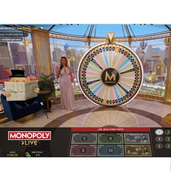 Studio du jeu Monopoly Live avec une animatrice et Mr Monopoly