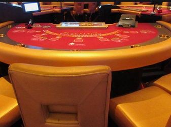 Table de black jack dans un casino terrestre