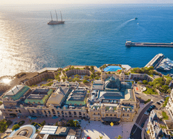 Vue du casino de Monte-carlo de la SBM avec vue sur mer