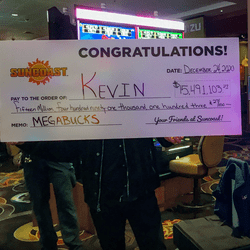 Kevin est le gagnant du jackpot progressif au Suncoast Casino de Las Vegas