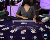 Croupière a une table de Blackjack en ligne d'Amazing Gaming