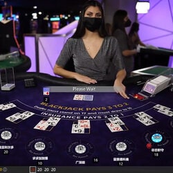 Croupière a une table de Blackjack en ligne d'Amazing Gaming