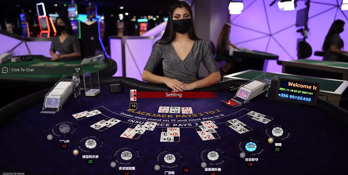 Table de Blackjack en ligne d'Amazing Gaming avec croupière en live