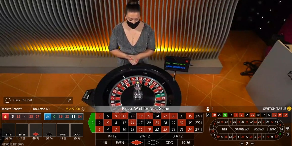 Vue aérienne de la roulette en ligne Amazing Gaming avec croupière en direct