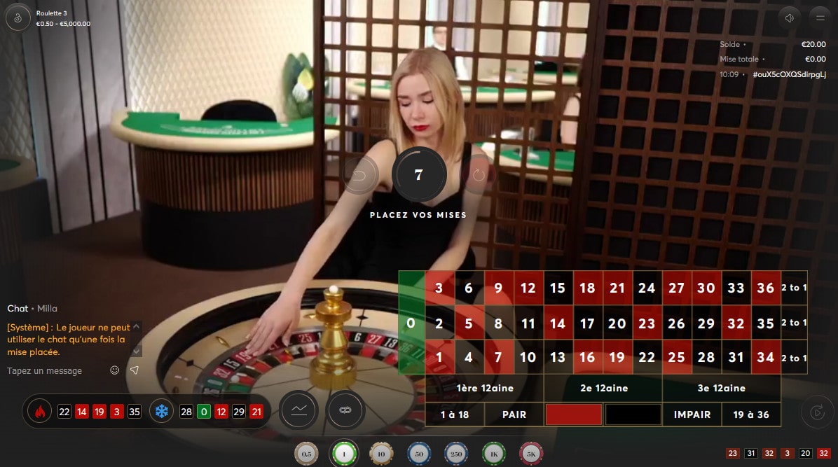 Croupière a une table de roulette en ligne du logiciel Bombay Live de One Touch