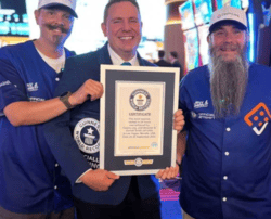 Joel Strasser et Garrett Smithet le certificat Guinness World Records
